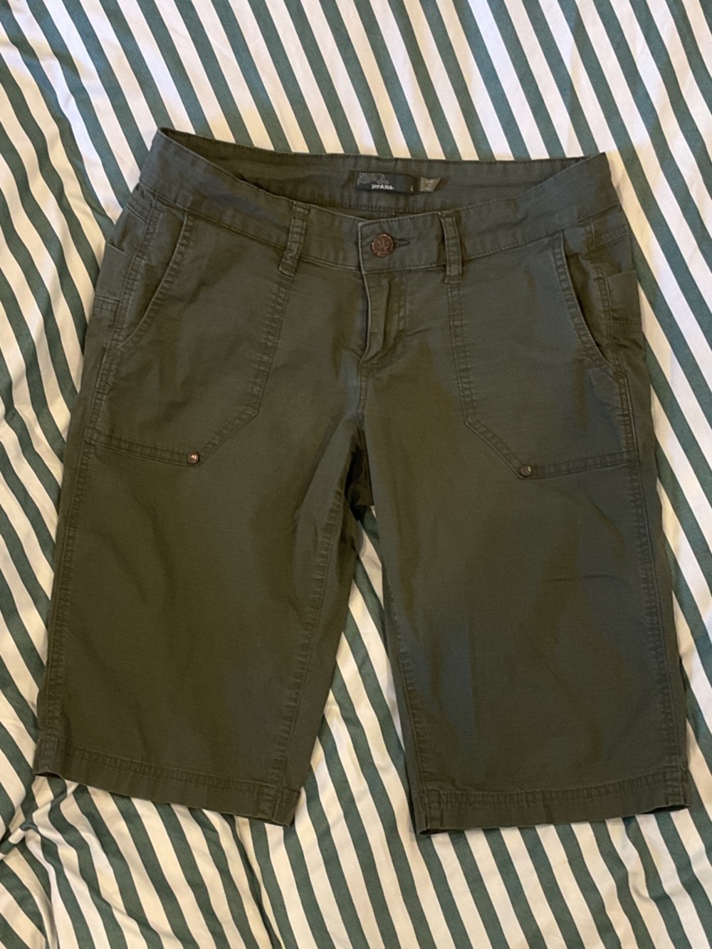 na Women's Ripstop Bermuda Shorts Size 4 Olive Green Stretch Hiking .